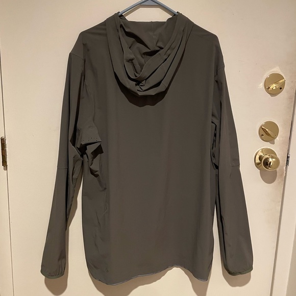 Lululemon exhibitionist anorak jacket - water resistant. Size large. - Picture 4 of 4